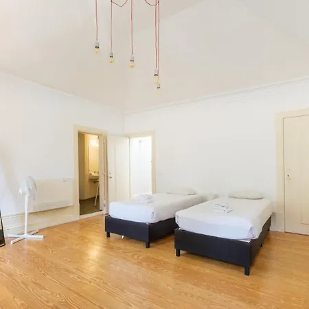 Guestready - Historic Courtyard Townhouse * Porto